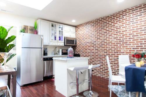 Apartamento ** Stacked Rowhome ** Up & Coming ** Convenience