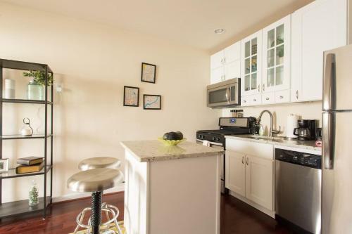 Apartamento ** Stacked Rowhome ** Up & Coming ** Convenience
