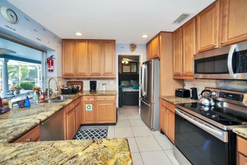 Apollo Beach Home With Pool, Room To Entertain, Pet Friendly! Home
