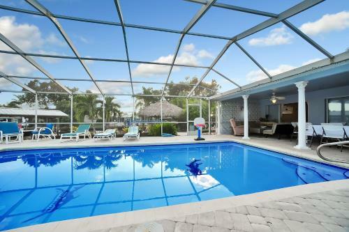 Apollo Beach Home With Pool, Room To Entertain, Pet Friendly! Home