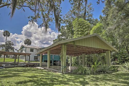 Charming Canalfront Retreat With Double Boat Slip!