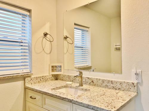 Beach Bungalow - 2204 Unit B