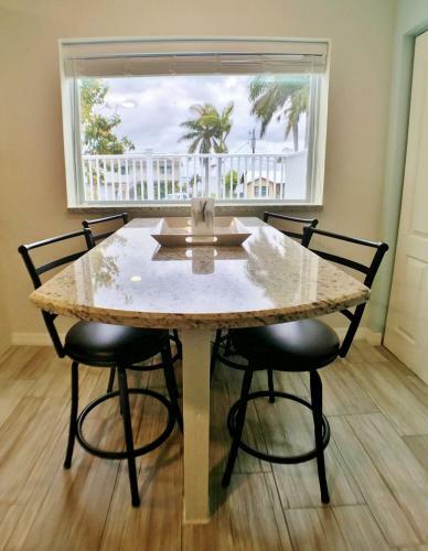 Beach Bungalow - 2204 Unit B