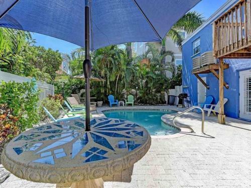 Beach Getaway Pool Condo Between The Island Marina And Beach