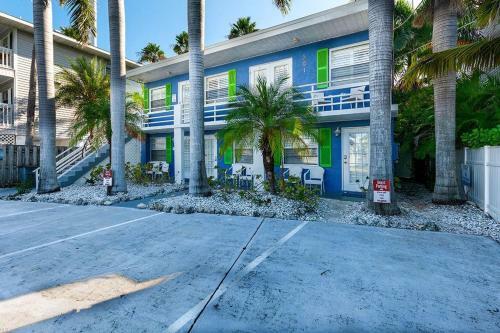 Beach Getaway Pool Condo Between The Island Marina And Beach