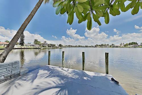 Luxe Waterfront Home With Private Dock & Pool! Home