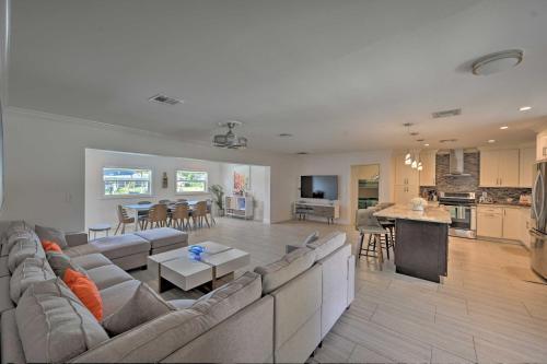 Sun-soaked Canalside Villa With Pool, Game Room