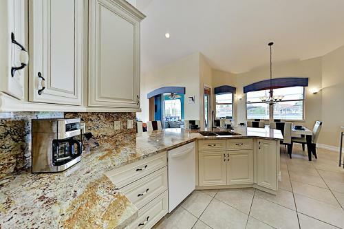 Canal-front Home - Pool & Hot Tub - Private Dock Home