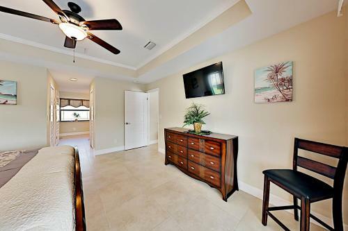 Canal-front Getaway - Boat Dock & Heated Pool Home