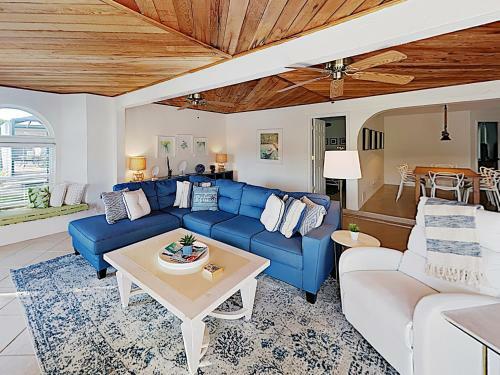 Canal-side ?sky Palms Villa? - Dock, Pool & Hot Tub Home