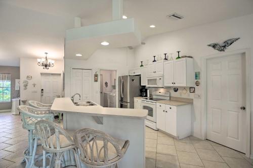 Single-story Cape Coral Home Golf And Grill!