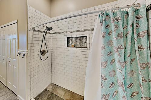 Lavish Canal-front Getaway With Heated Pool & Dock Home