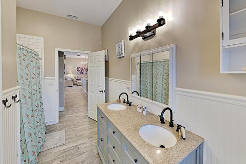 Lavish Canal-front Getaway With Heated Pool & Dock Home