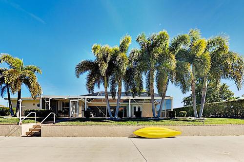 Canal-front Villa - Pool, Dock, Direct Gulf Access Home