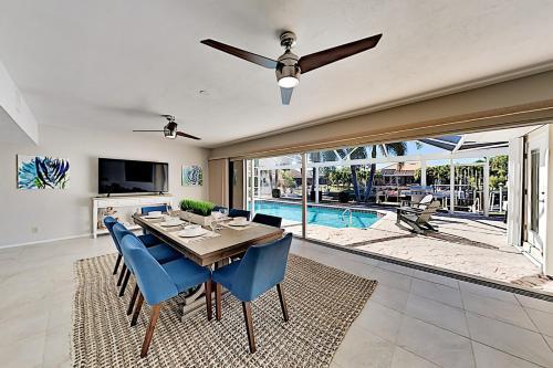 Canal-front Villa - Pool, Dock, Direct Gulf Access Home