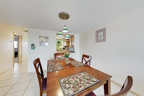 Apartamento Waterfront Serenity - Canal-view Retreat - Pool, Dock Duplex