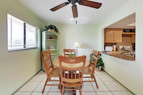 Apartamento Waterfront Serenity - Canal-view Retreat - Pool, Dock Duplex