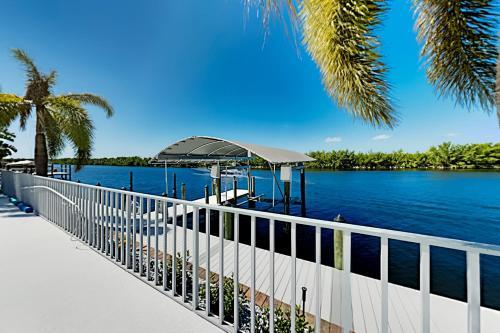 Apartamento Waterfront Serenity - Canal-view Retreat - Pool, Dock Duplex