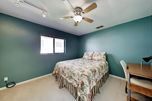 Apartamento Waterfront Serenity - Canal-view Retreat - Pool, Dock Duplex