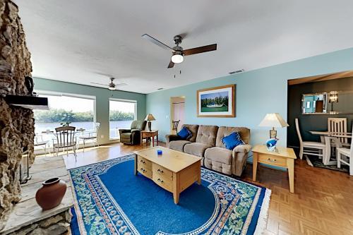 Apartamento Waterfront Serenity - Canal-view Retreat - Pool, Dock Duplex