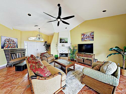 Riverfront Paradise With Caged Pool, Hot Tub & Dock Home