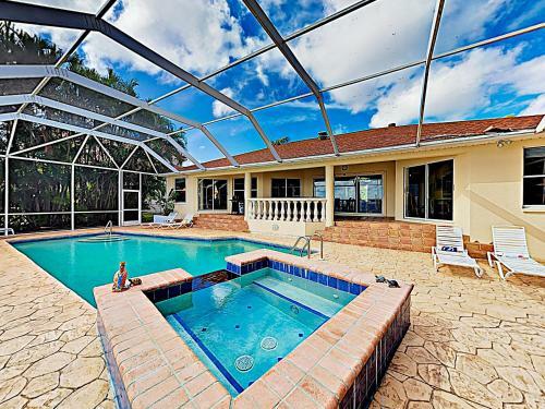 Riverfront Paradise With Caged Pool, Hot Tub & Dock Home