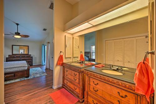Bright And Airy Cape Coral Home With Lanai And Pool