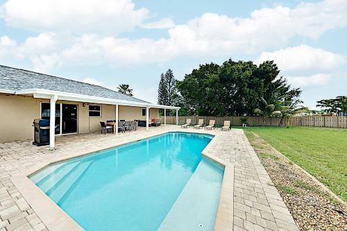 Stylish Tropical Getaway With Pool & Oversized Yard Home
