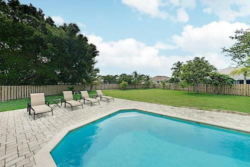 Stylish Tropical Getaway With Pool & Oversized Yard Home