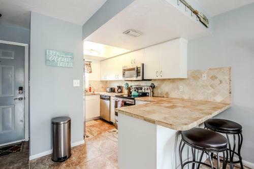 Gulf Access #c 2-bedroom W/ Heated Pool