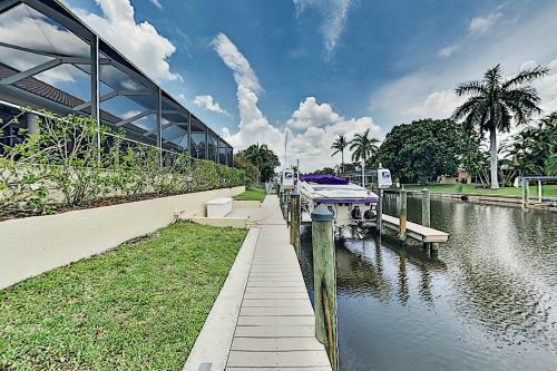 Upscale Canal Home With Dock, 5-minute Walk To Beach Home