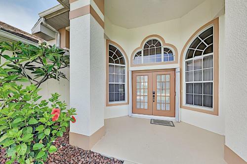 Waterfront Home With Screened Lanai, Pool & Kayaks Home