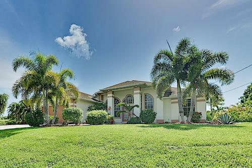 Waterfront Home With Screened Lanai, Pool & Kayaks Home