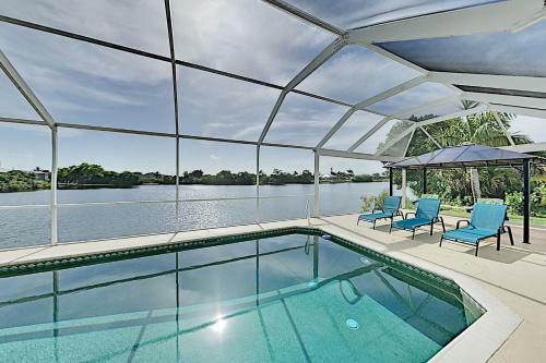 Waterfront Home With Screened Lanai, Pool & Kayaks Home