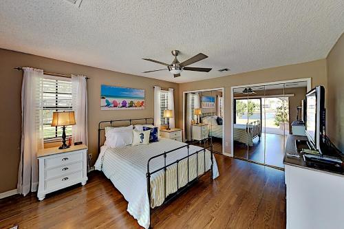 Large Lakefront Oasis With Private Pool & Dock Home