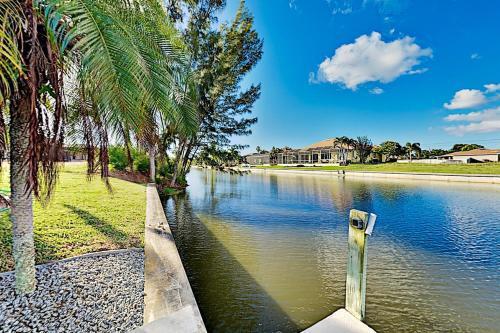 Waterfront Oasis - Private Caged Pool, Spa & Dock Home