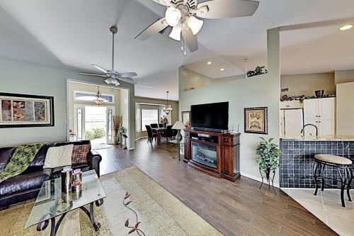Waterfront Oasis - Private Caged Pool, Spa & Dock Home