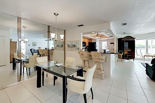 Apartamento Dolphin - Canalfront Retreat - Heated Pool & Patio Duplex
