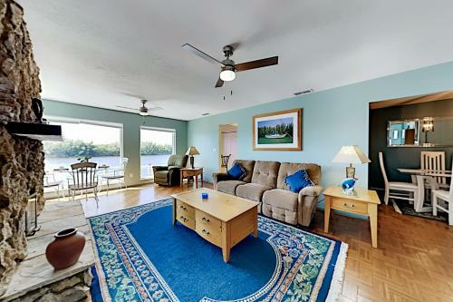 Apartamento Coral & Sandal - 2 Waterfront Units - Pool & Lanai Duplex