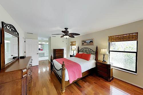 Tropical Gem - Heated Pool, Office, Prime Location Home