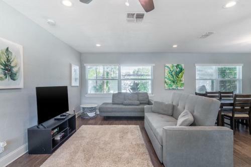 Bright & Airy Clearwater House 5 Miles To Beach! Home