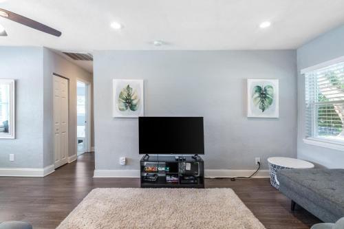 Bright & Airy Clearwater House 5 Miles To Beach! Home
