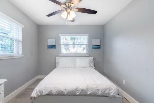 Bright & Airy Clearwater House 5 Miles To Beach! Home