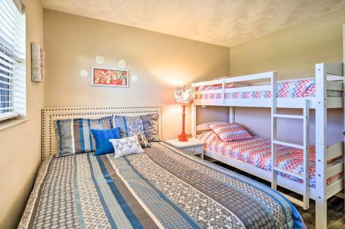 Apartamento Indian Shores Condo With Balcony And Pool Access!
