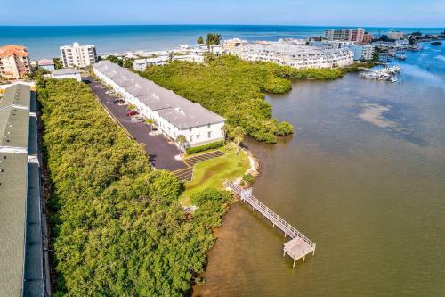 Mariner's Pointe - Classy Condo, Steps To Beach, Large Balcony