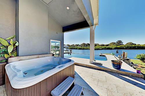 Waterfront Home With Pool, Hot Tub & Kayaks Home