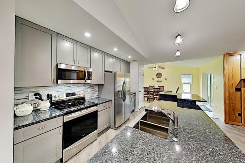 Remodeled Escape - Central To Beaches, Restaurants Home