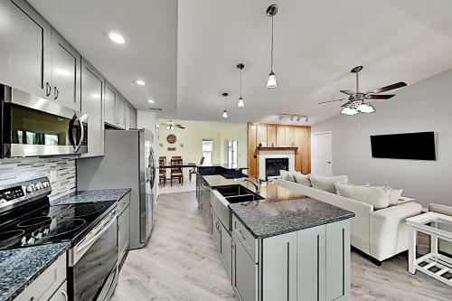 Remodeled Escape - Central To Beaches, Restaurants Home