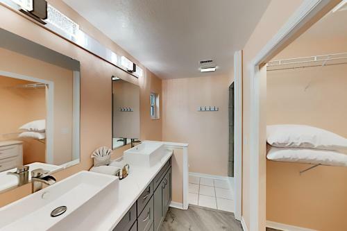 Remodeled Escape - Central To Beaches, Restaurants Home