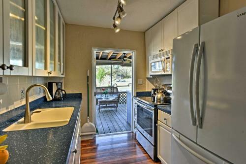 Cozy Cocoa Beach Bungalow - Walk To Beach And Pier!
